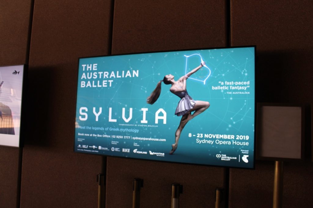 シドニー・オペラハウスで行われている公演のポスター