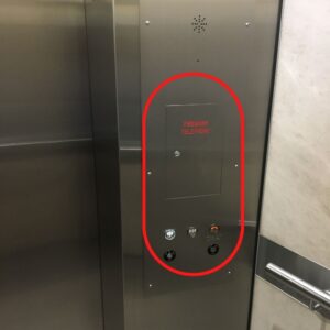操作ボタンのないエレベーター