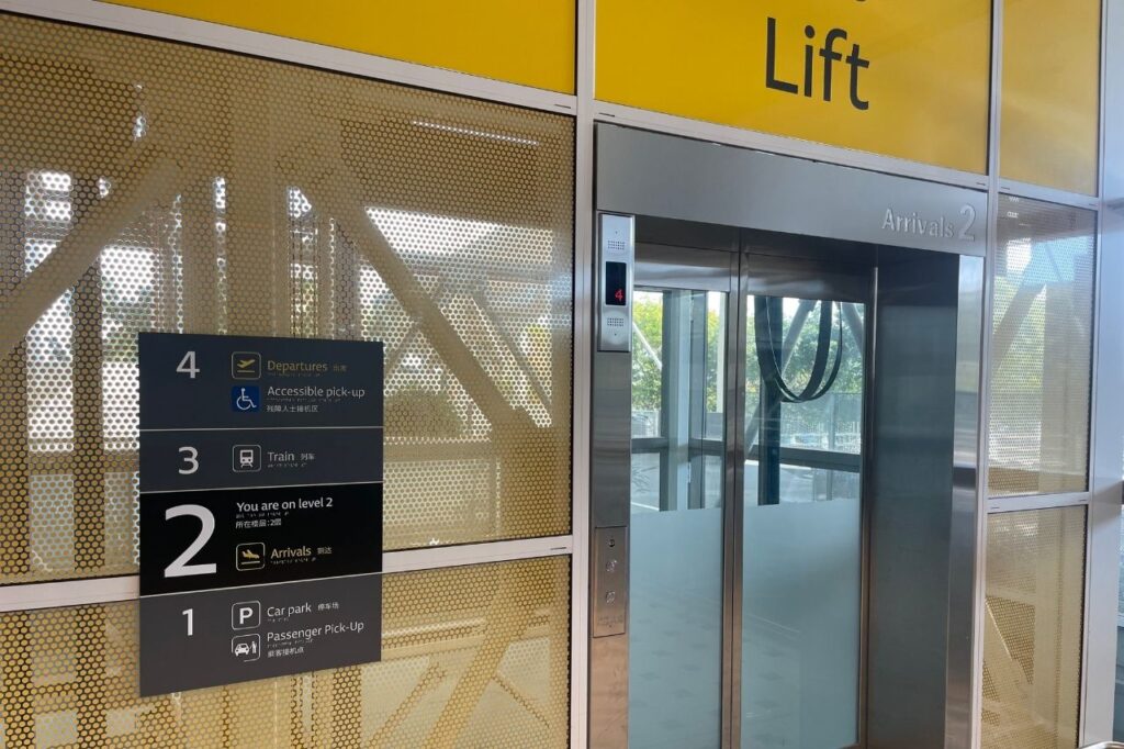 ブリスベン空港到着ロビーのエレベーター