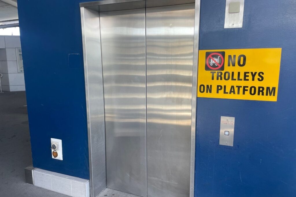 ブリスベン空港のエアトレイン乗り場のエレベーター
