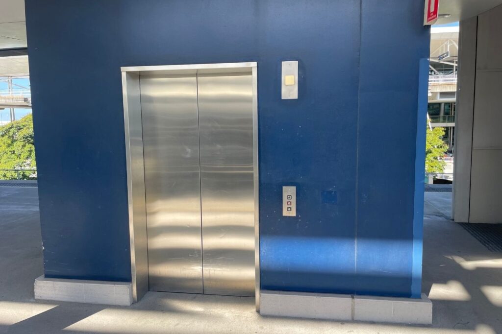 駅のエレベーター