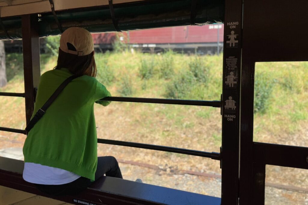 足を出して座るパッフィンビリー鉄道