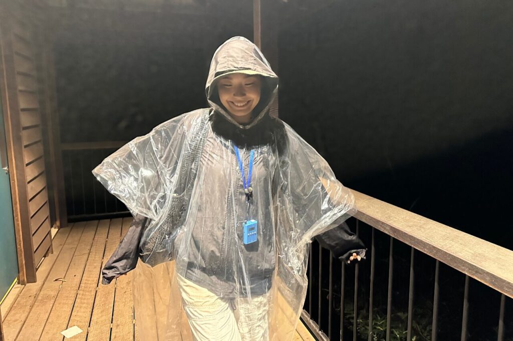 土ボタルツアーでポンチョ着る