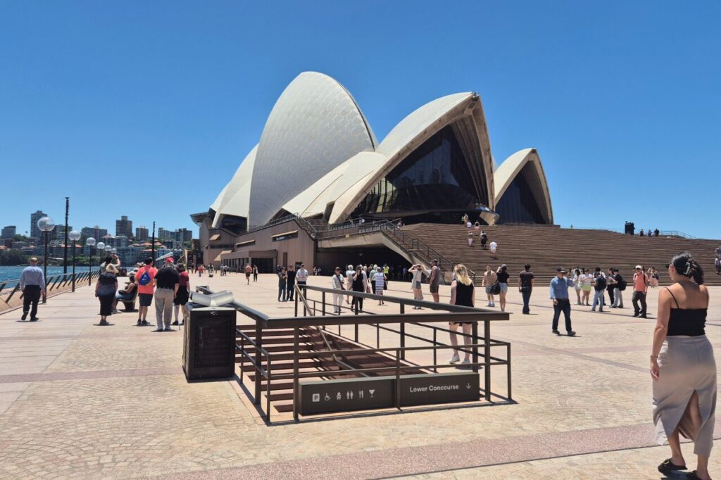 オペラハウス正面近くの階段