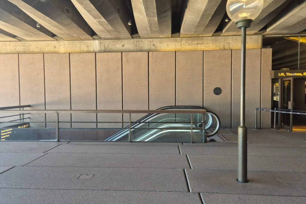 オペラハウス正面階段裏のエスカレーター