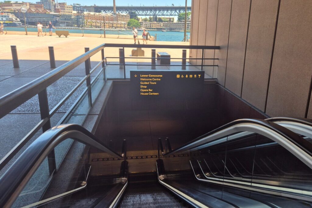 オペラハウス正面階段裏のエスカレーター