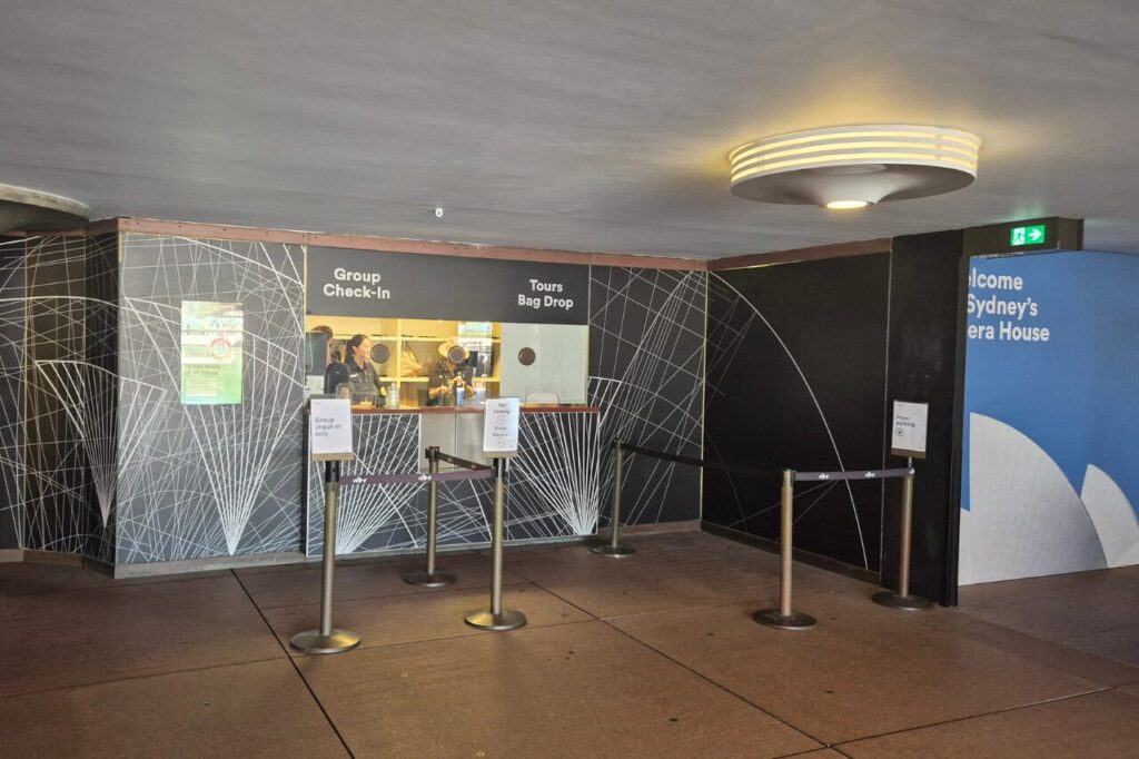 オペラハウスガイドツアーの荷物預け場所