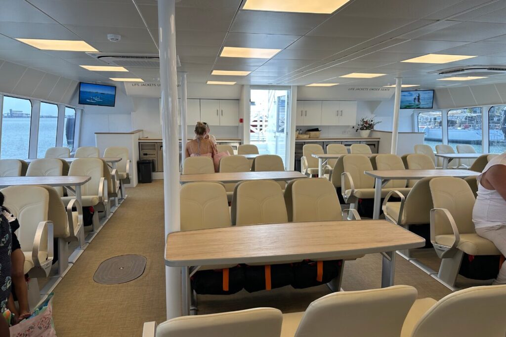 シーモートンのクルーズ船内