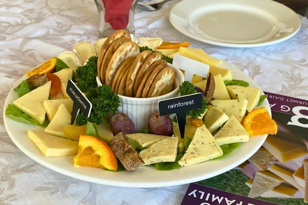 アサートン高原のチーズ工場でチーズ試食