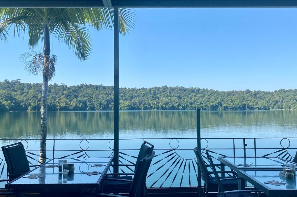 アサートン高原のバリン湖が見えるカフェ