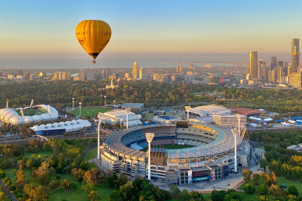 メルボルン市内を飛行する熱気球
