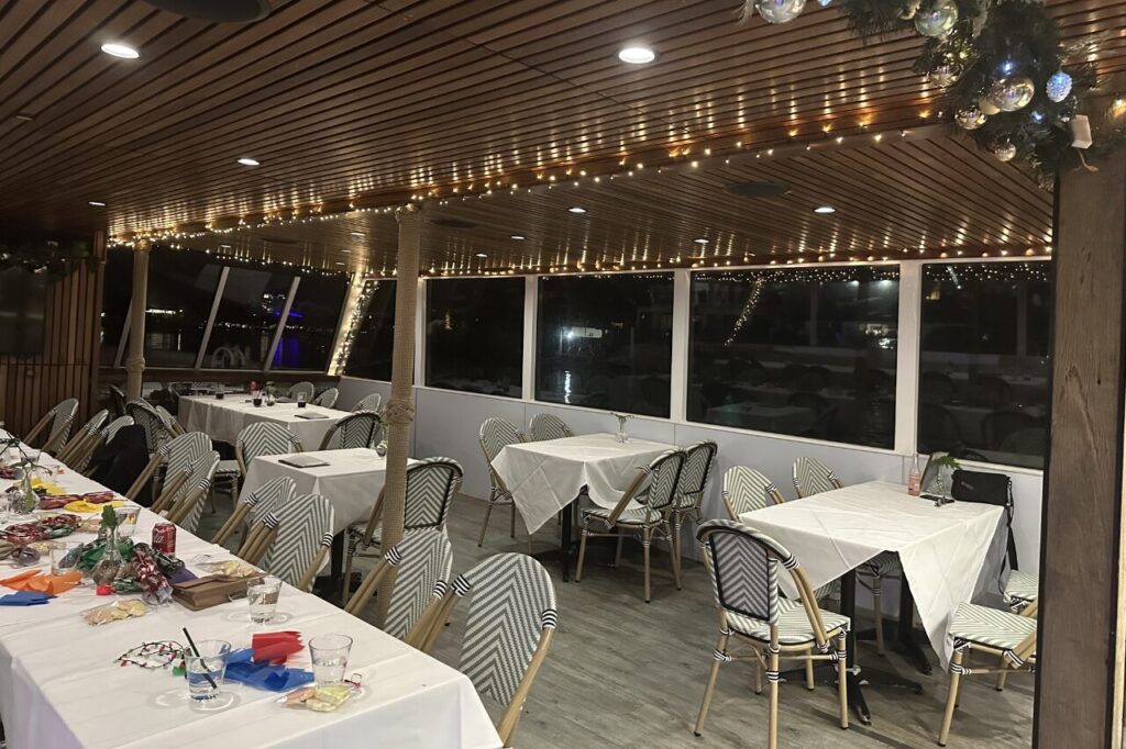 シーワールド・ディナークルーズの船内