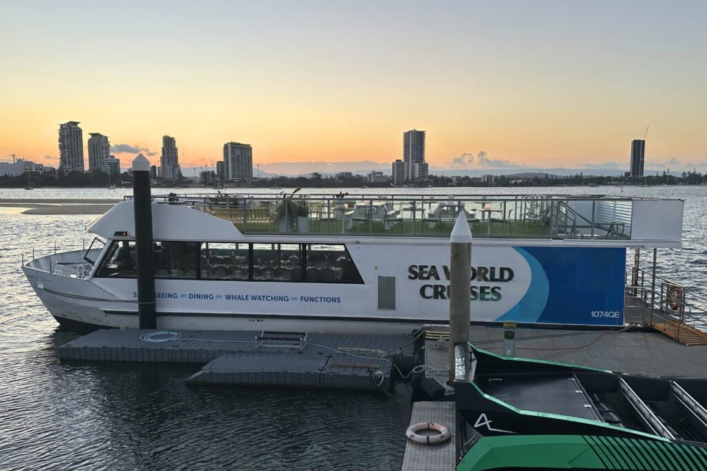 シーワールド・ディナークルーズの船