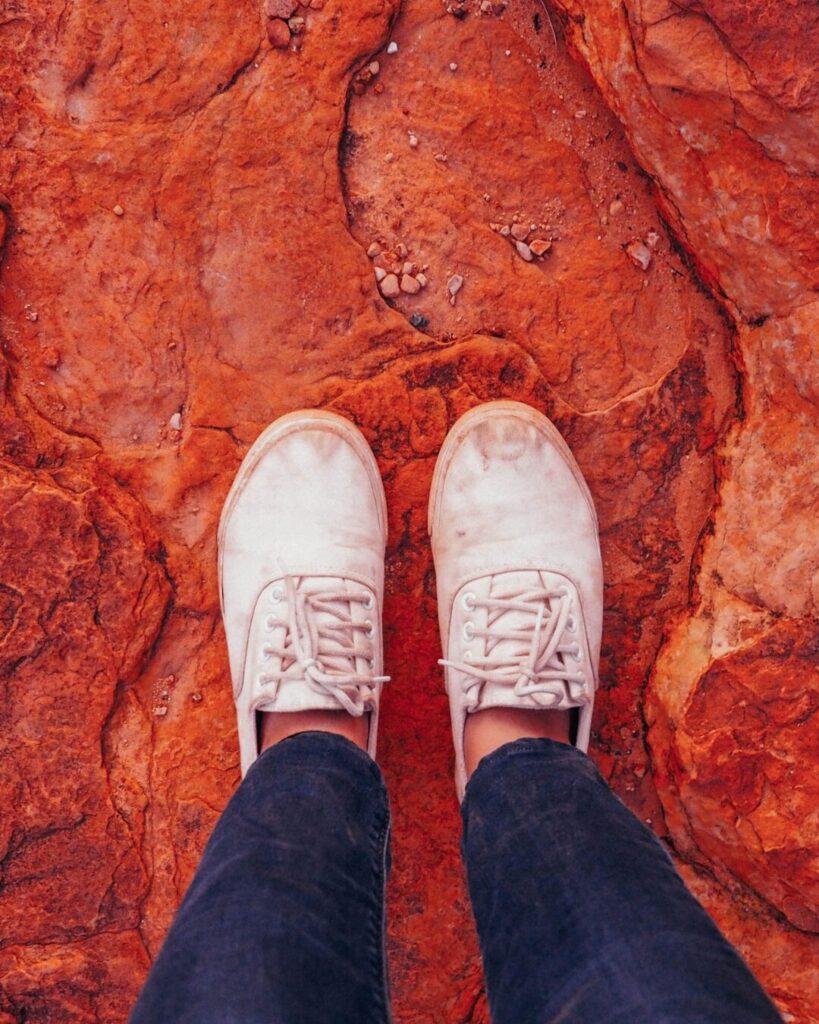 赤土に白いスニーカー