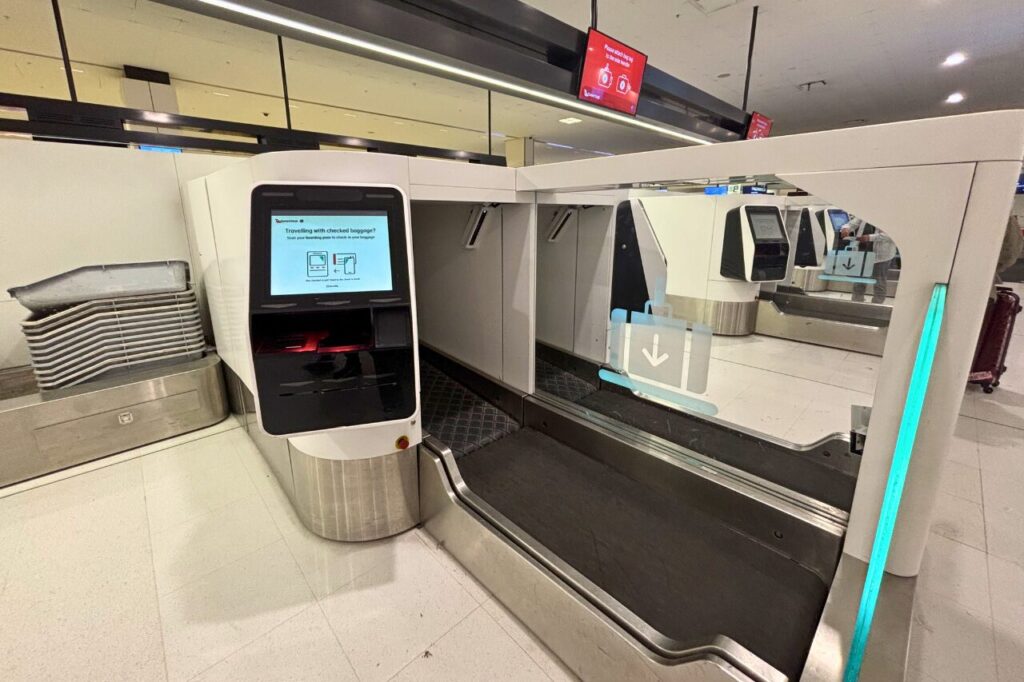 空港の出発カウンター