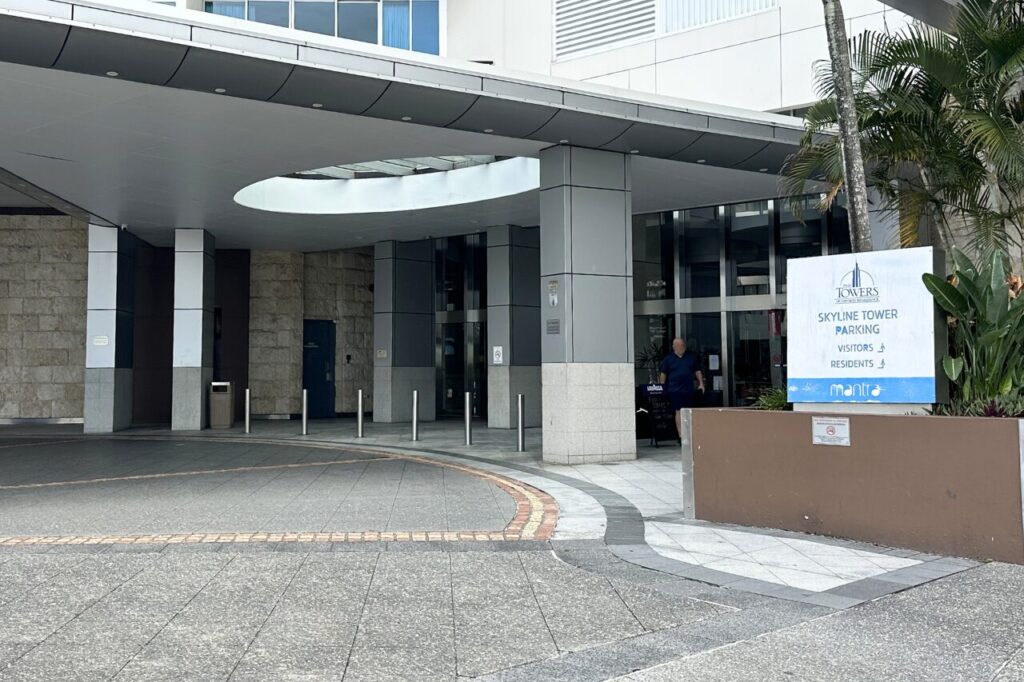 マントラタワー・シェブロンの正面玄関前