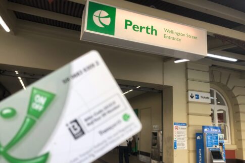 パース駅とスマートライダー