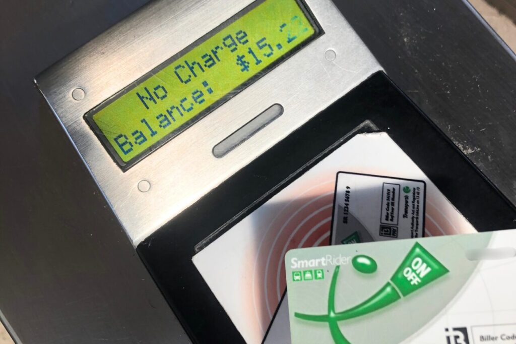 パース交通ICカードをリーダーにタッチ