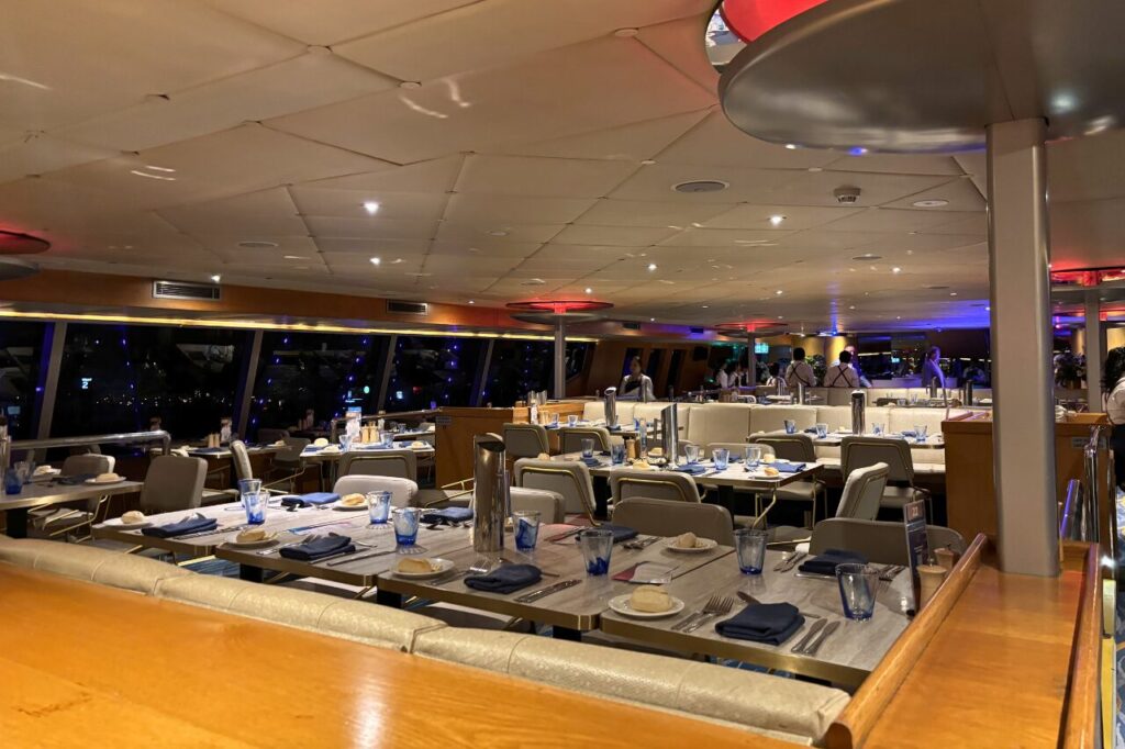 シドニー湾キャプテンクックディナークルーズの船内