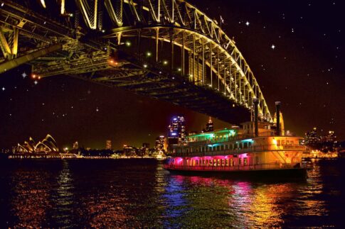 シドニー湾ショーボートディナークルーズ