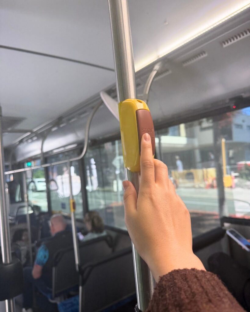 ゴールドコーストのバス車内ボタン